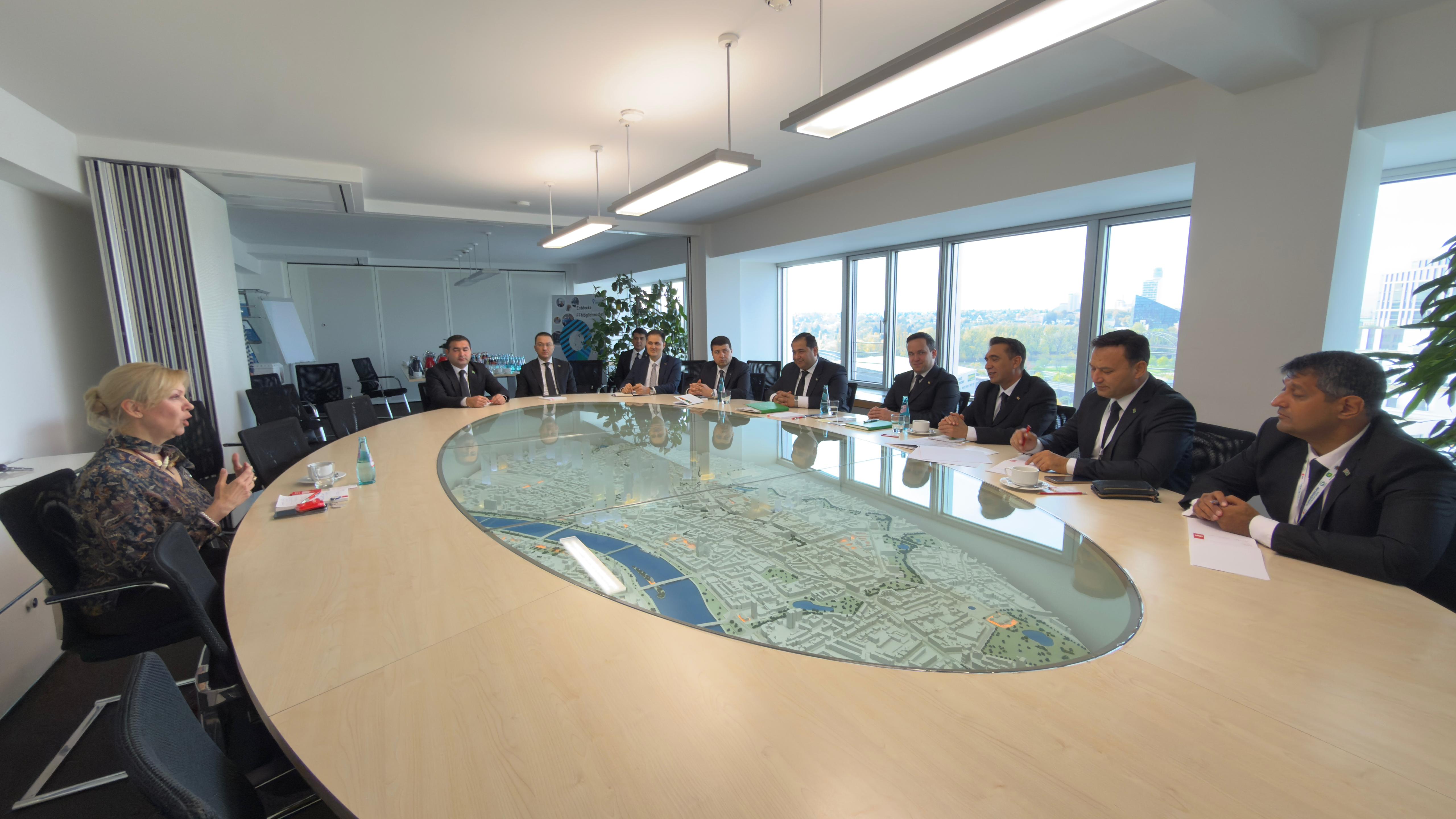 Türkmenistanyň Ykdysadyýet günleri  “tegelek stollaryň” başynda dowam etdi