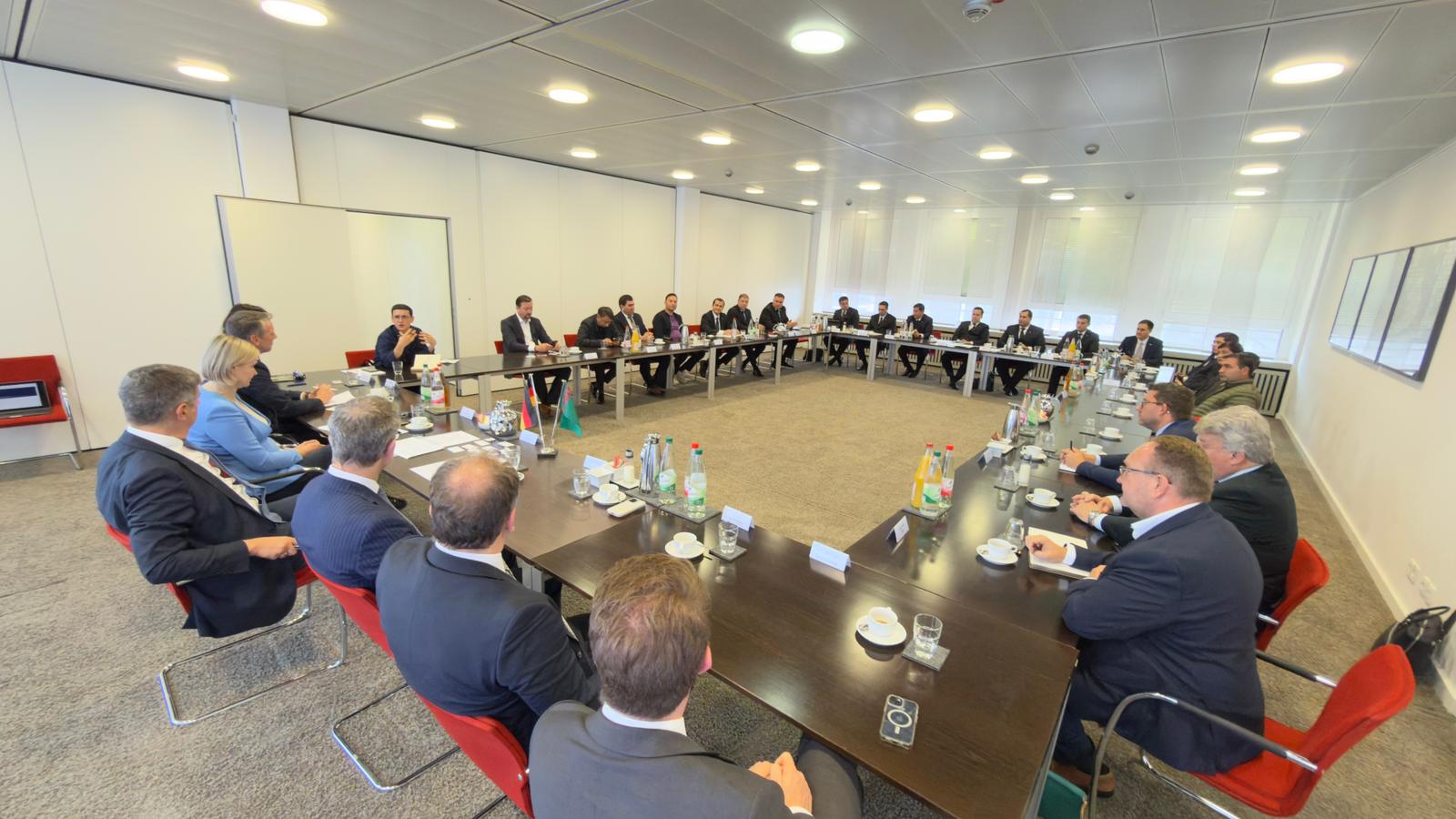 Işewür wekiliýet  «Aka-Ausfuhrkredit-Gesellschaft GmbH» maliýe guramasynda «tegelek stoluň» başyna jemlendi